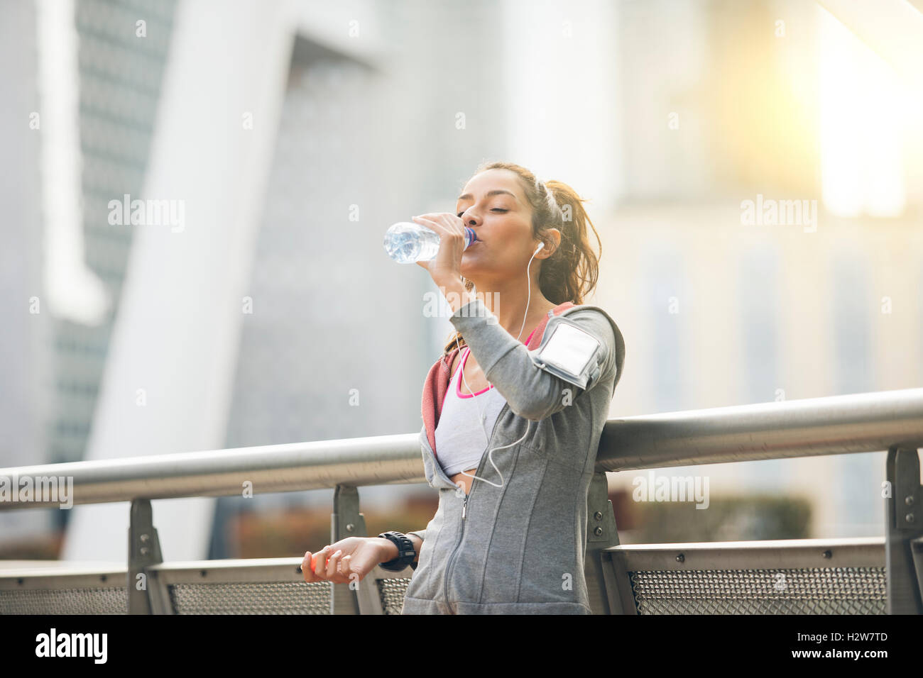 Mujer runner es tener un descanso y agua potable Foto de stock
