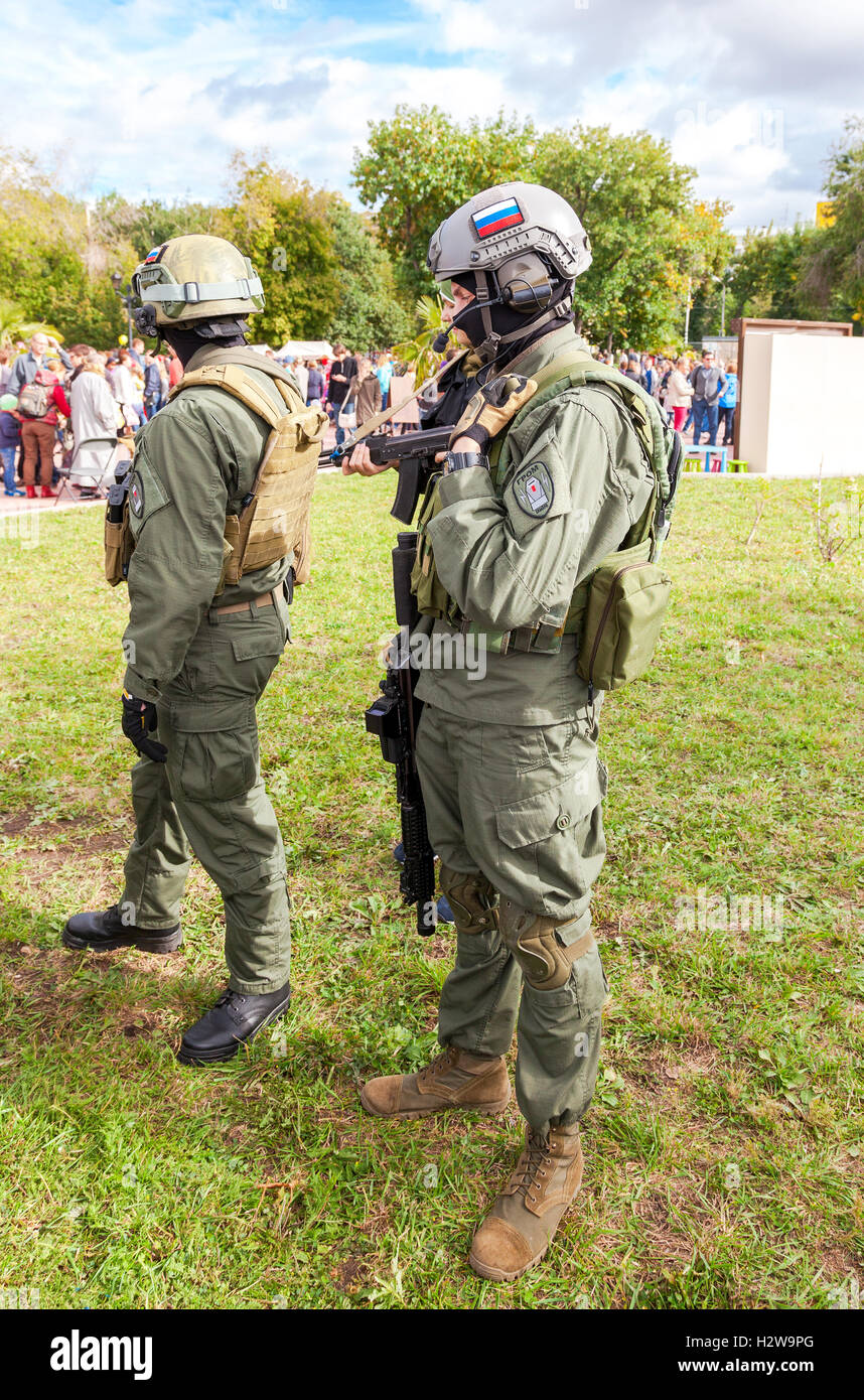 Miembros no identificados de club de militares en uniforme militar de  camuflaje y casco (engranaje completo Fotografía de stock - Alamy