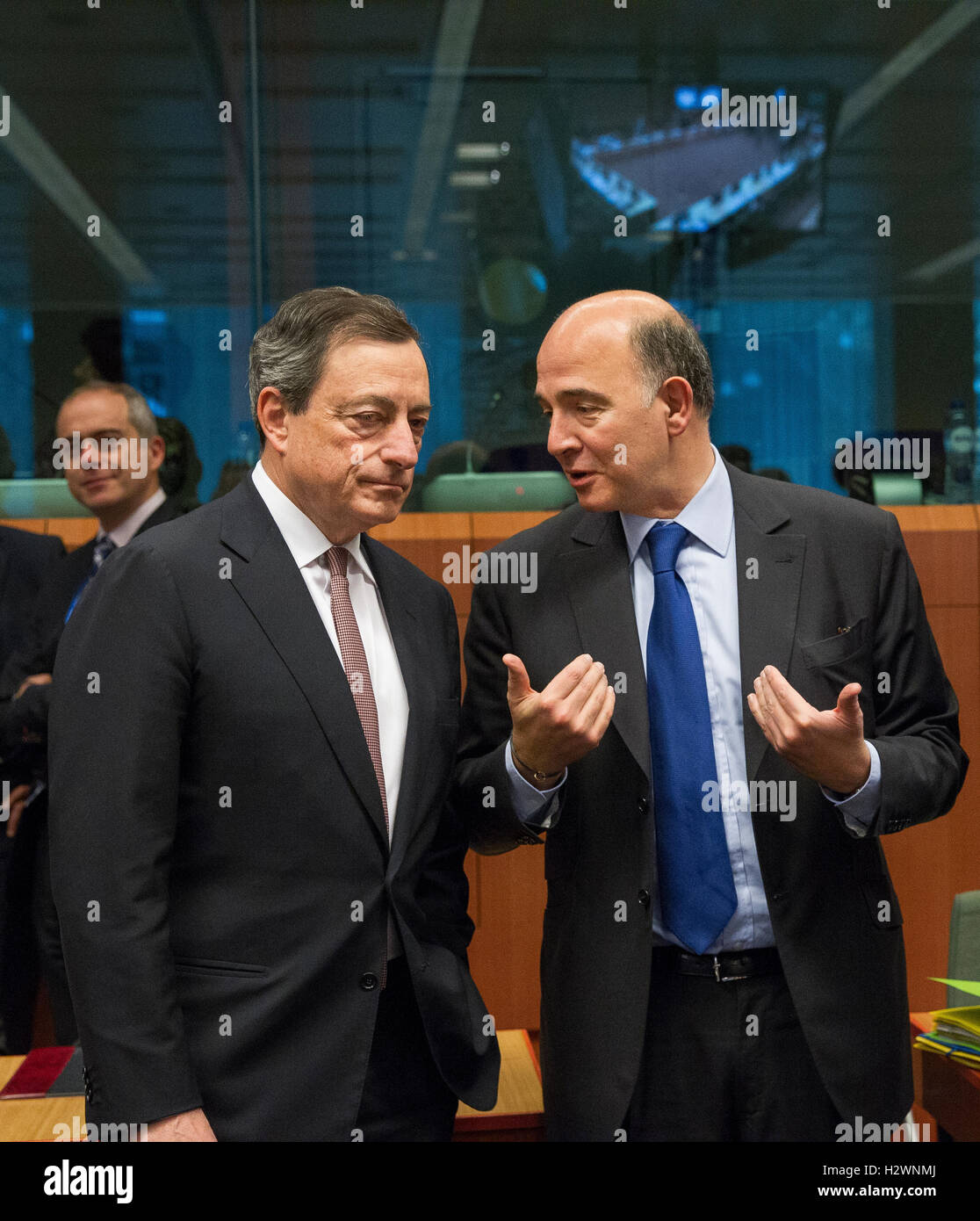 Mario Draghi Pierre Moscovici BCE UE Foto de stock