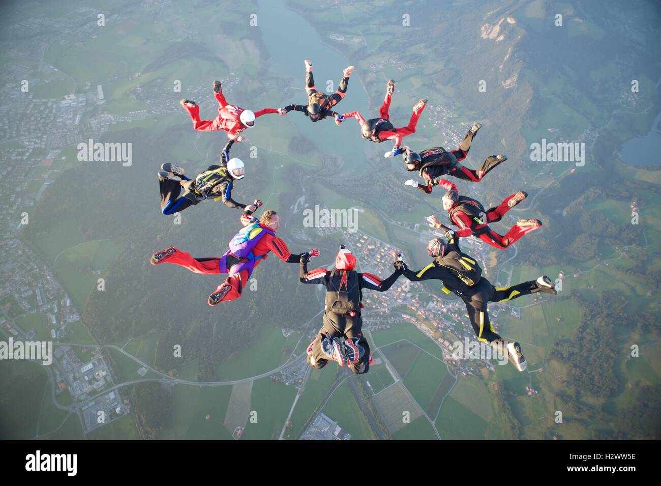 Nueve skydivers forman una estrella más de Gruyères en Suiza Foto de stock