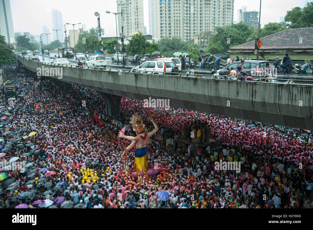 Mumbai / India 15 de septiembre de 2016 gran multitud en procesión religiosa durante la ceremonia de inmersión Ganpati ganesha en Mumbai, India. Foto de stock