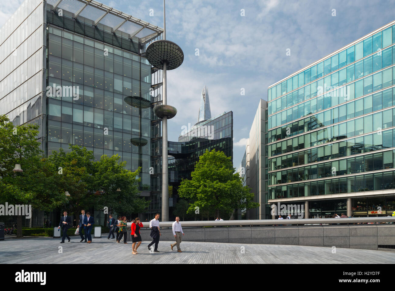 La gente en frente de la oficina de edificios de más de Londres Riverside y el rascacielos el Shard en verano, Londres, Reino Unido. Foto de stock