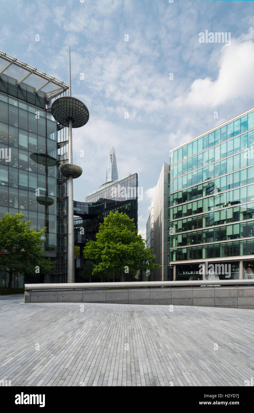 Edificios de oficina de Londres más Riverside y el rascacielos del fragmento en la boca plaza en verano, Londres, Reino Unido. Foto de stock