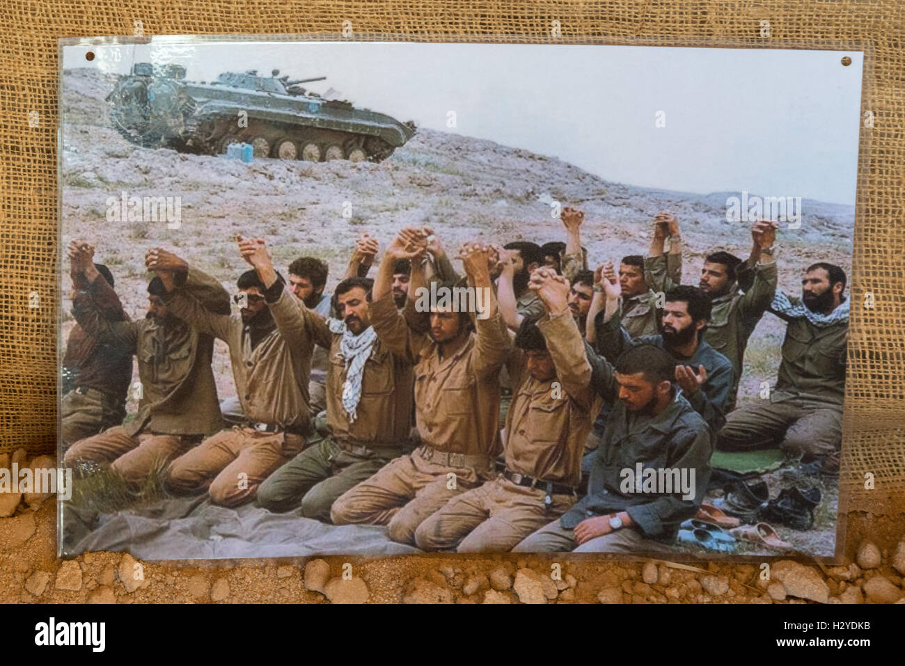 Yazd, Amir Chakhmaq Square, Carpa con soldados y fotografías para conmemorar un mártir, Guerra fotos Foto de stock