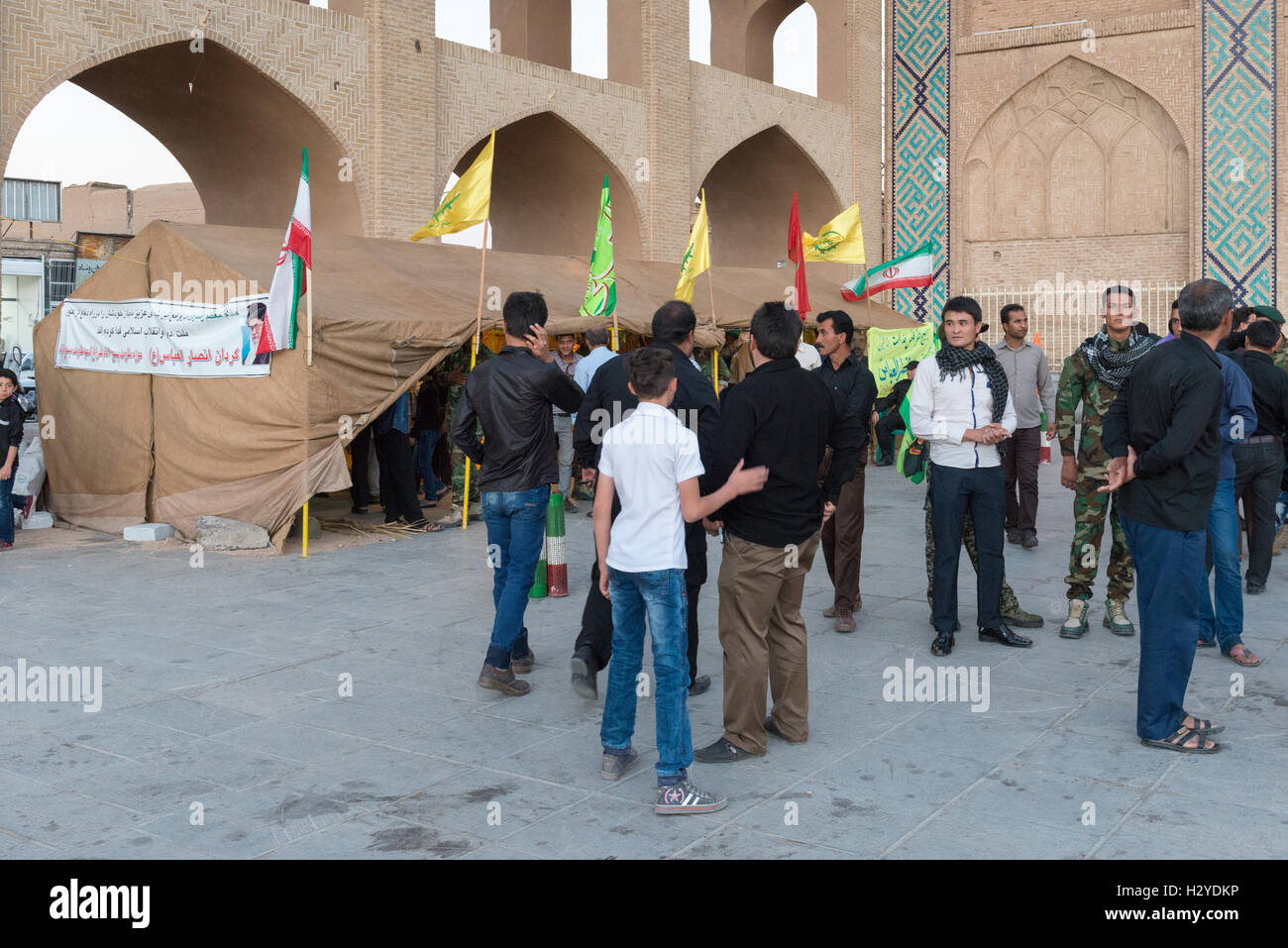 Yazd, Amir Chakhmaq Square, Carpa con soldados y fotografías para conmemorar un mártir, vista desde el exterior Foto de stock
