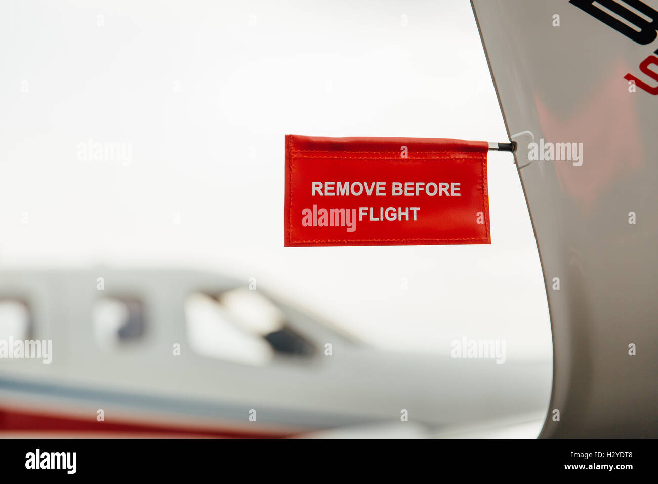 Antes de quitar la etiqueta de vuelo en ala de un avión Foto de stock