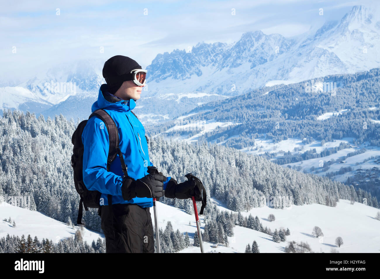 Esquiador en montaña mirando vista fantástica Foto de stock