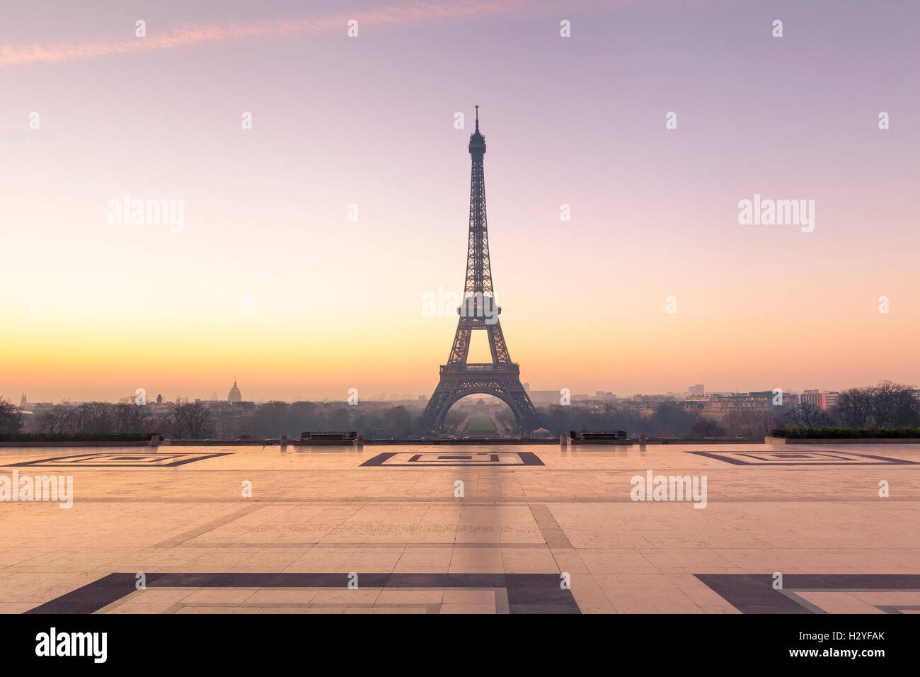Temprano en la mañana la vista de la Torre Eiffel desde Trocadero con colores del amanecer de invierno Foto de stock