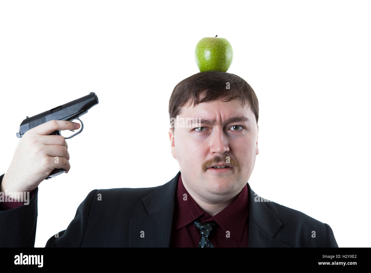 El hombre aspira a la manzana sobre su cabeza Fotografía de stock - Alamy