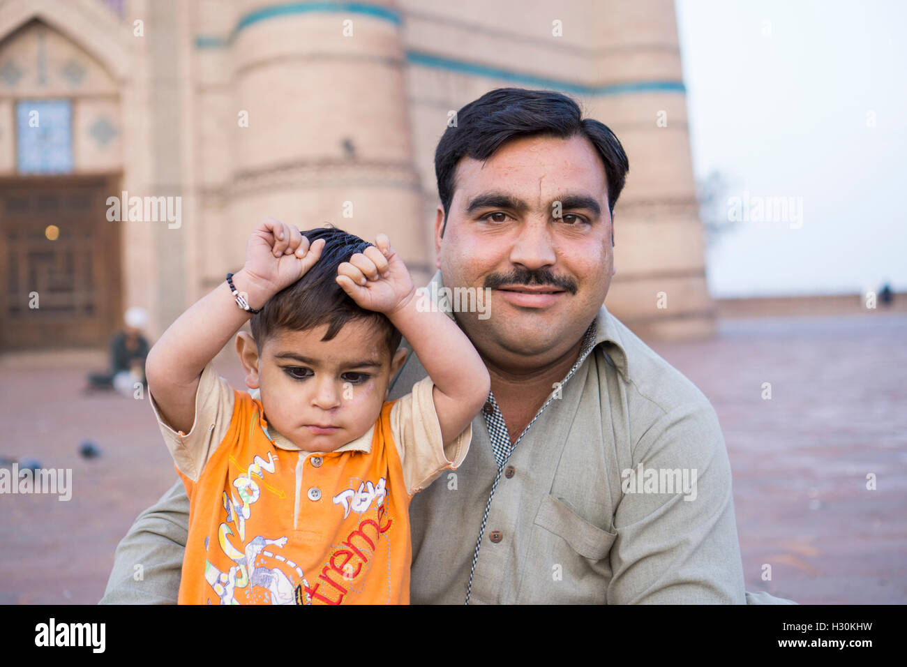 Padre e hijo pakistaní fuera la tumba de Shah Alam e Rukn Multan Pakistán Foto de stock