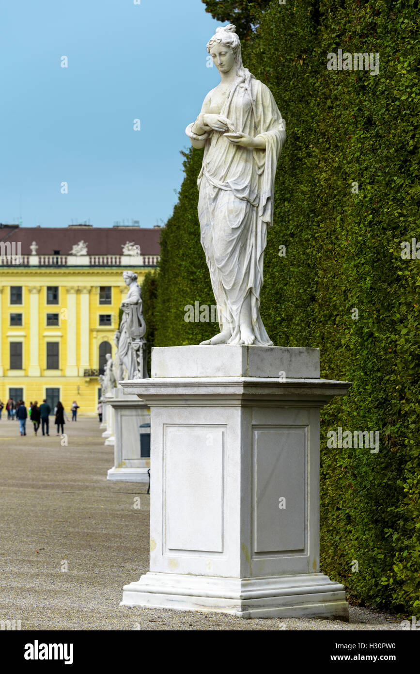 Estatuas de jardín en los jardines del palacio de Schonbrunn. Foto de stock
