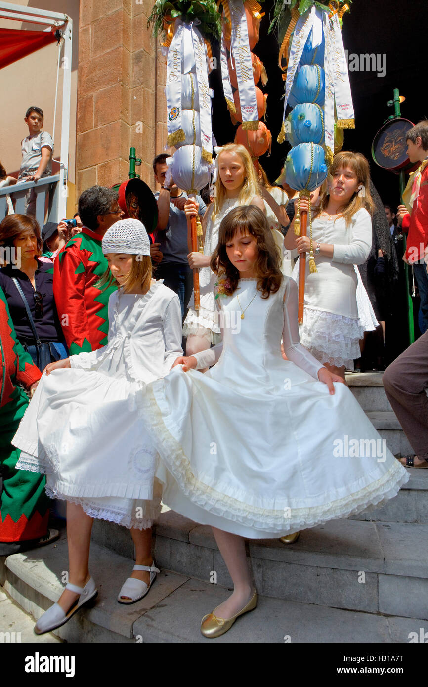 Chicas de comunión.La Patum (Obra Maestra del Patrimonio Oral e Inmaterial de la UNESCO).Berga. Barcelona. Cataluña. España Foto de stock