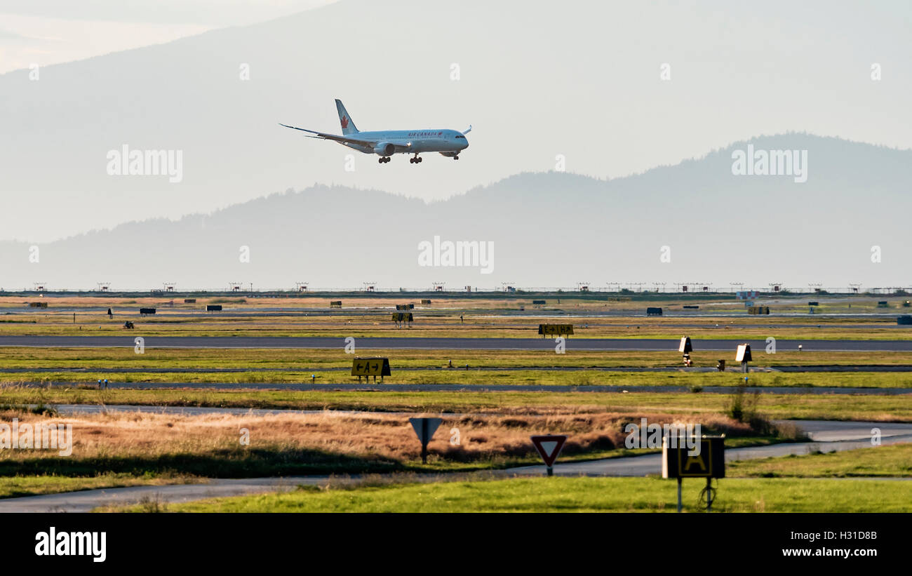 Air Canada Boeing 787 Dreamliner wide-body jet airliner aterrizaje después de un largo vuelo de distancia del Aeropuerto Internacional de Vancouver Foto de stock