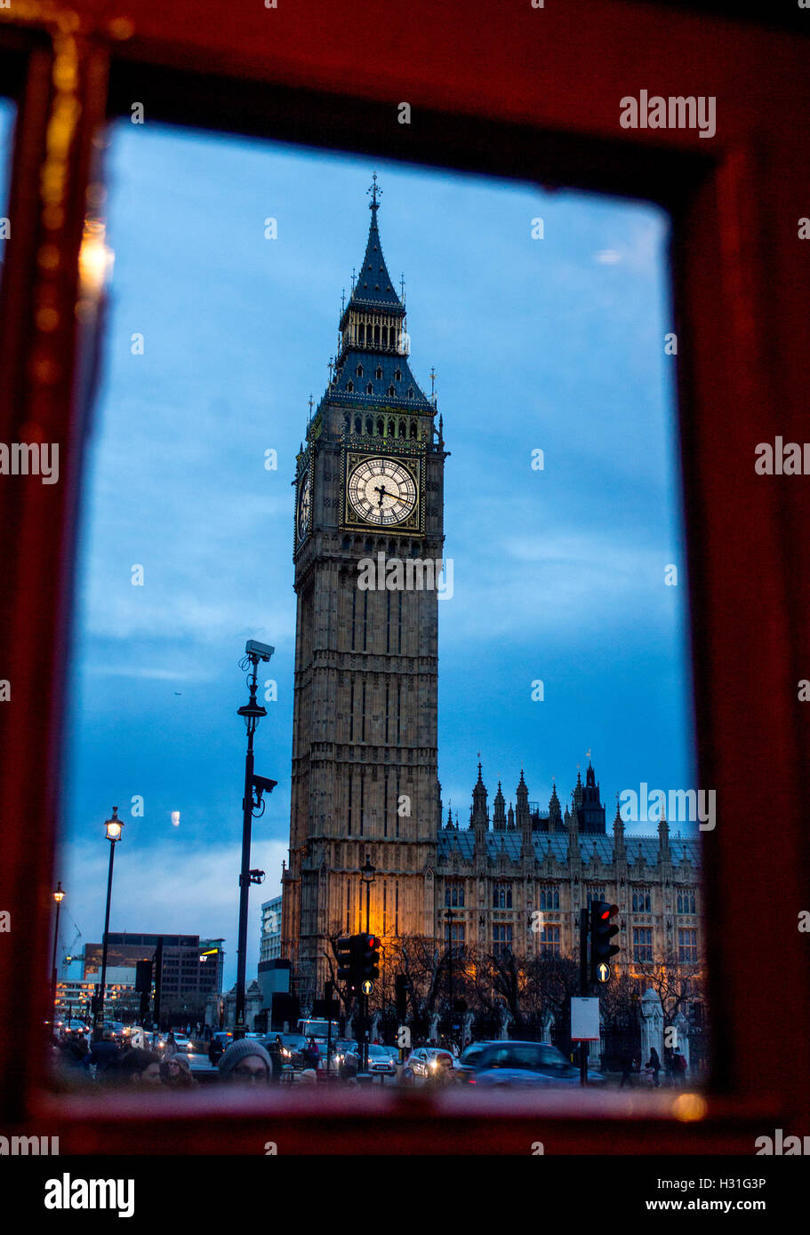 Big Ben Las Casas del Parlamento, visto a través de las ventanas del tradicional rojo K2 cuadro telefónico Westminster Londres England Reino Unido Foto de stock