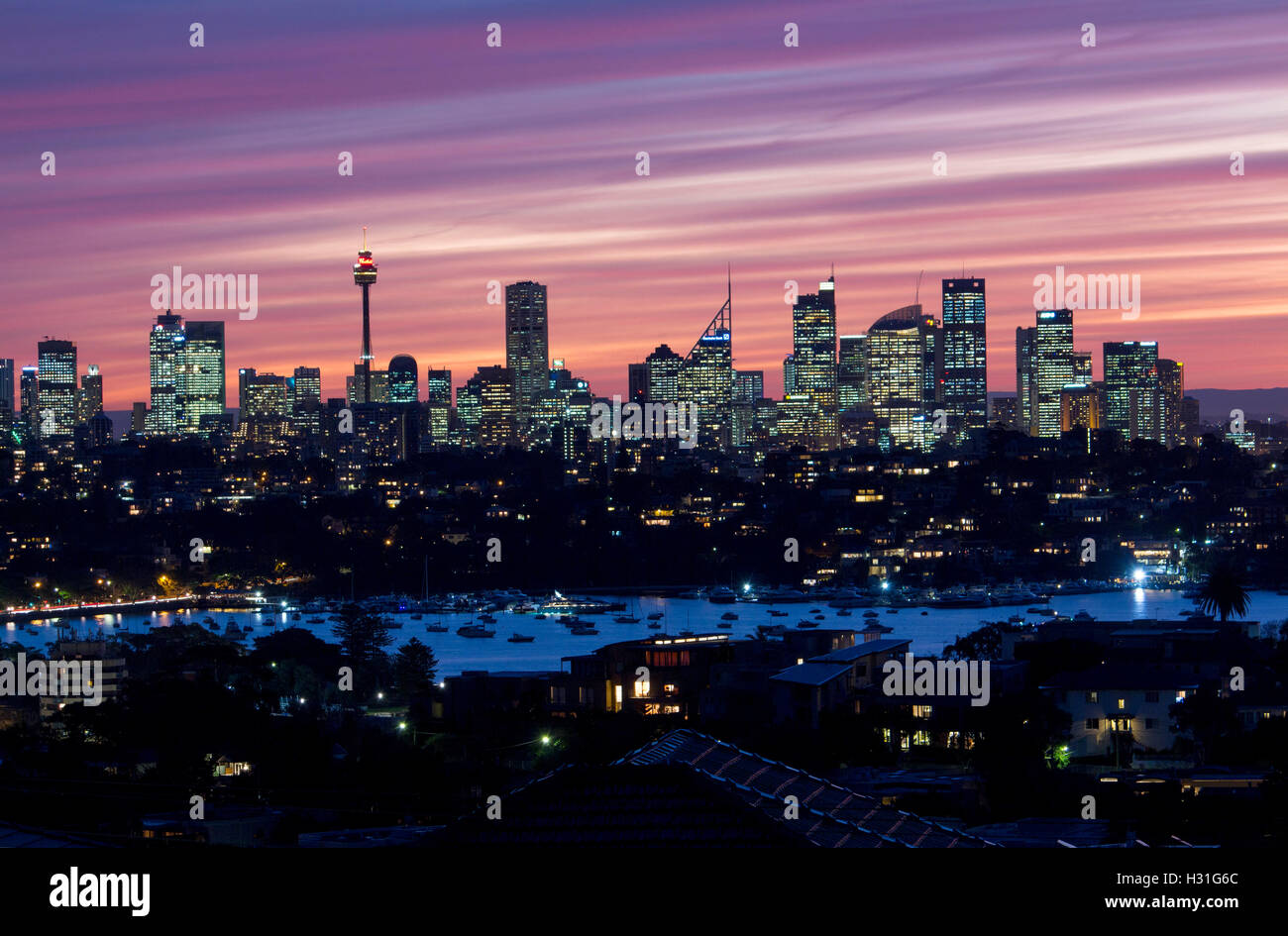 El horizonte de la ciudad de Sydney al atardecer atardecer crepúsculo noche con Rose Bay en los suburbios orientales de primer plano de Sydney, NSW, Australia Foto de stock
