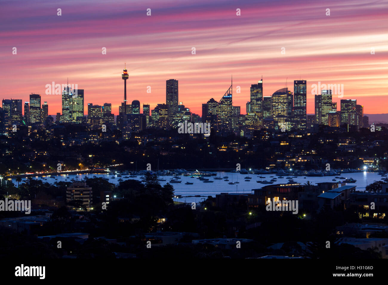 La ciudad de Sydney CBD skyline al atardecer noche anochecer Sydney NSW, Australia Foto de stock