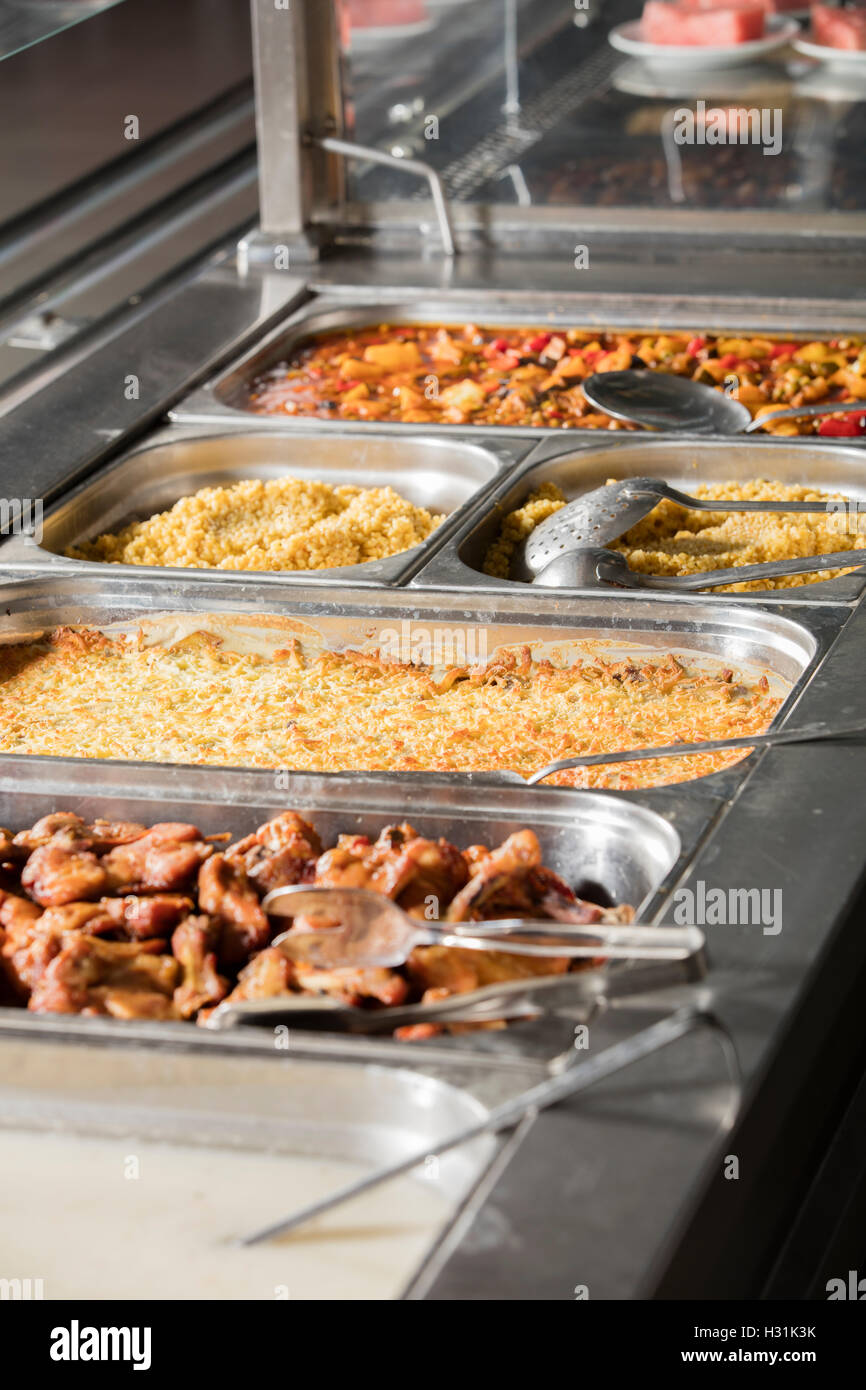 Comida de la cantina para el almuerzo fotografías e imágenes de