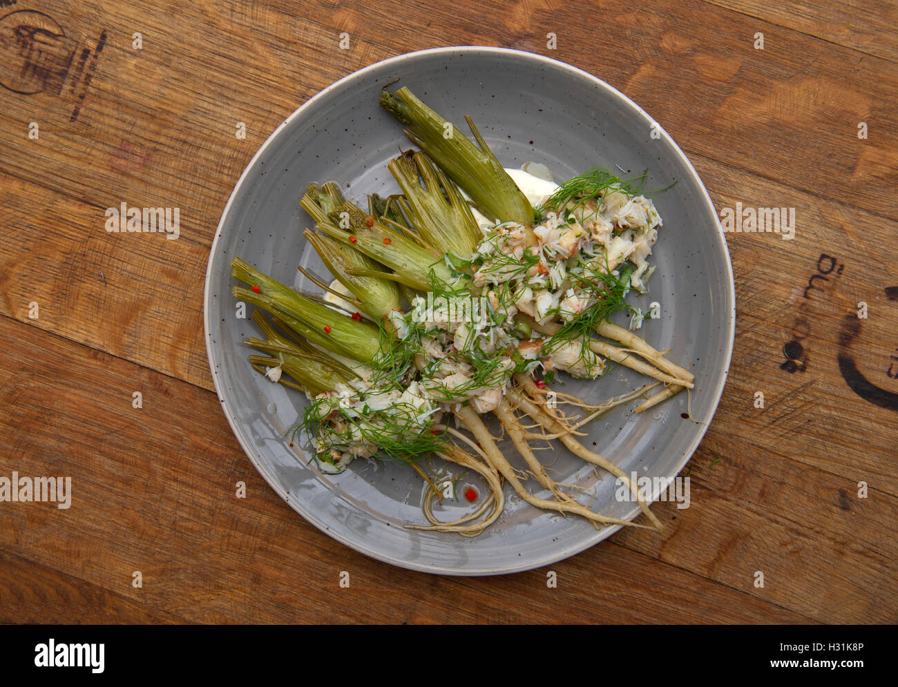 Ensalada De Cangrejo Con Hinojo Y Creme Fraiche Bebe Uk Ensaladas Alimentos Alimentos Fotografia De Stock Alamy