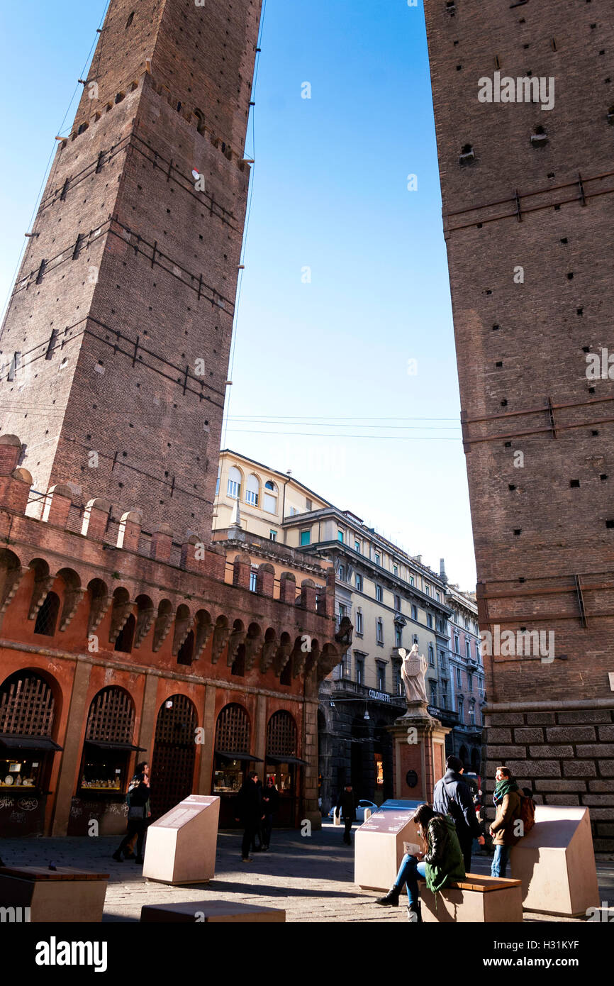 Las dos torres. Torres Asinelli y Garisenda. Bolonia, Emilia Romagna, Italia. Foto de stock