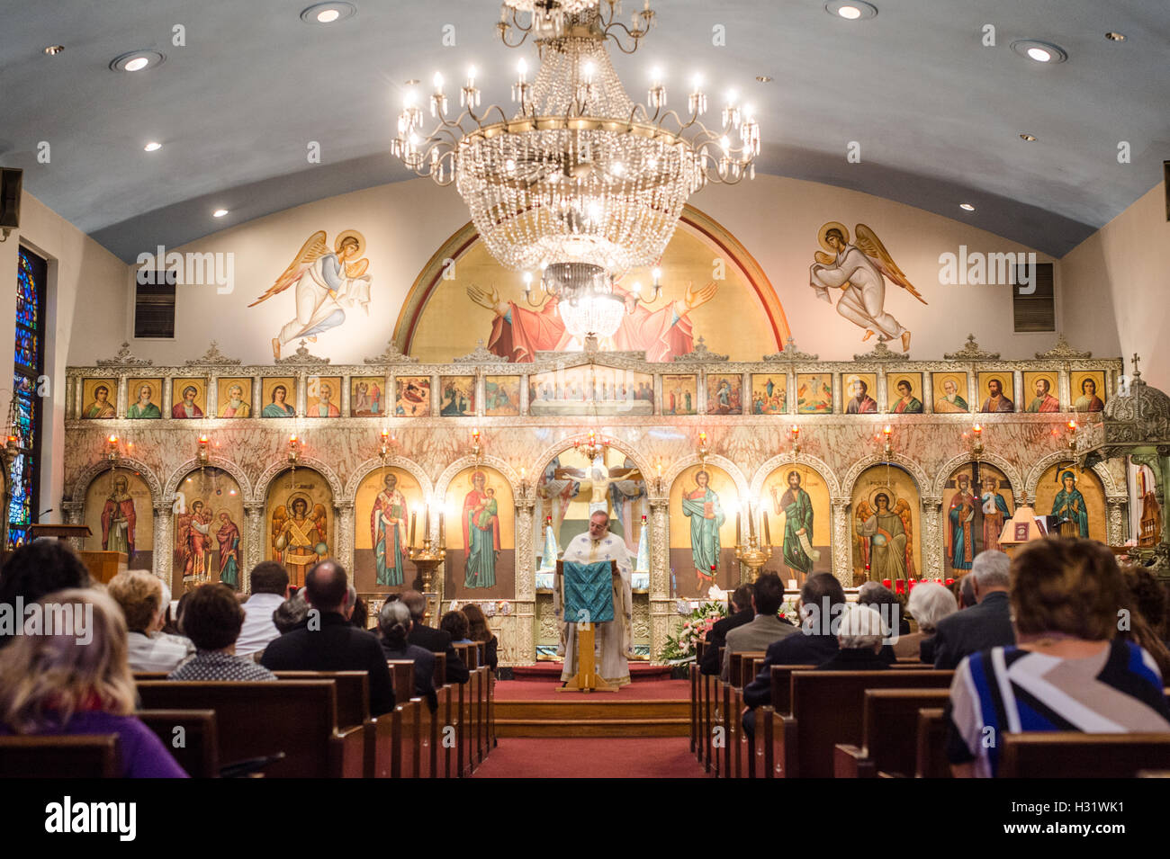 Sacerdote durante un servicio en una iglesia ortodoxa griega en Greektown en Baltimore, Maryland Foto de stock