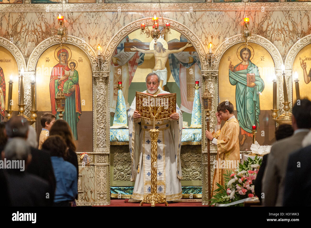Sacerdote durante un servicio en una iglesia ortodoxa griega en Greektown en Baltimore, Maryland Foto de stock