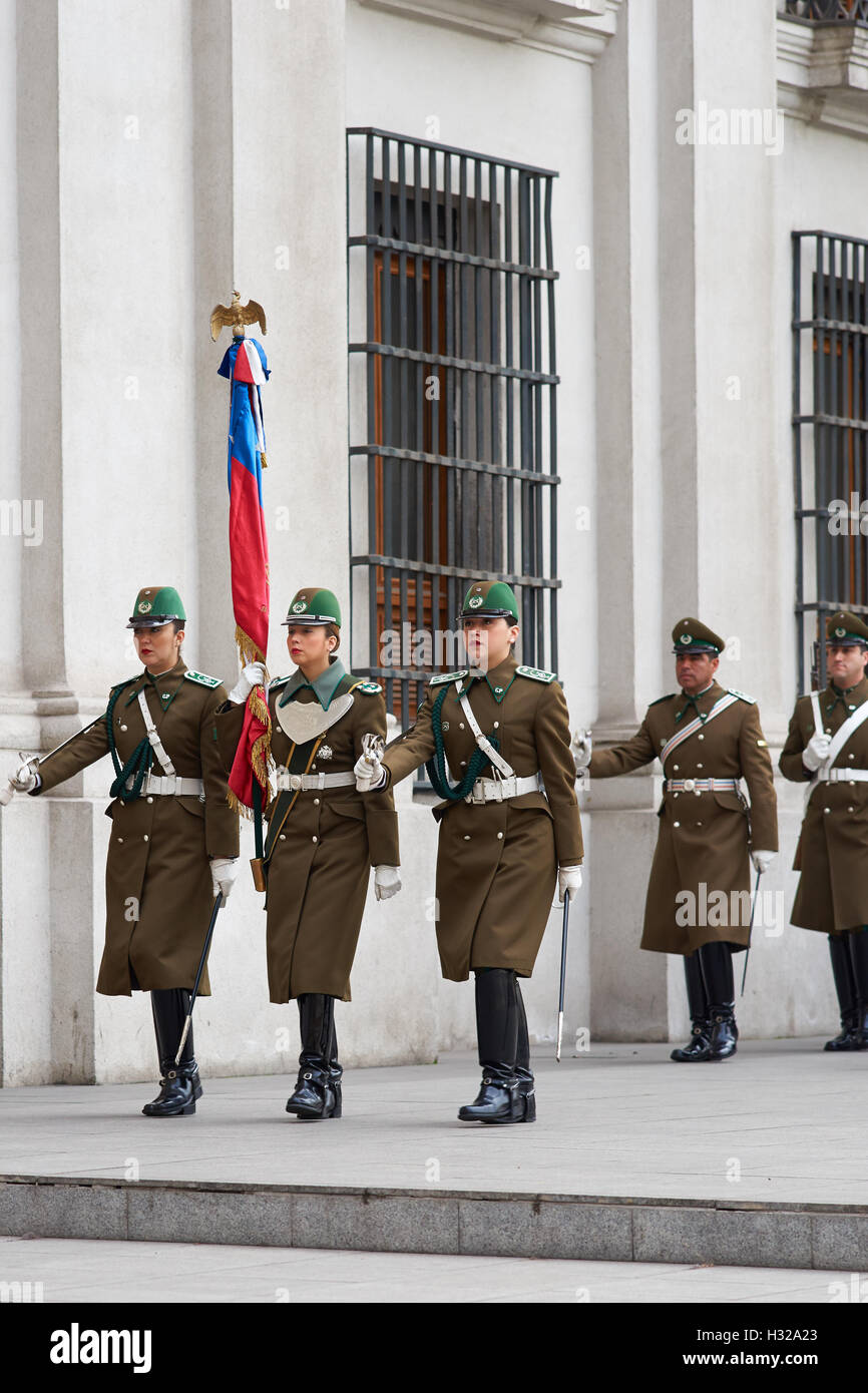 Carabineros ceremonia de cambio de guardia en la Moneda en Santiago de  Chile Fotografía de stock - Alamy