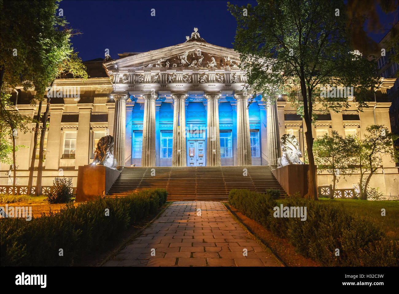 El Museo Nacional de Arte de Ucrania en la noche, Kiev, Ucrania