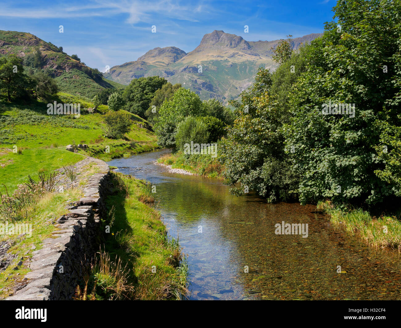 Gran Langdale Beck con Harrison y Stickle Pike de stickle en el fondo, Lake District, Cumbria Foto de stock