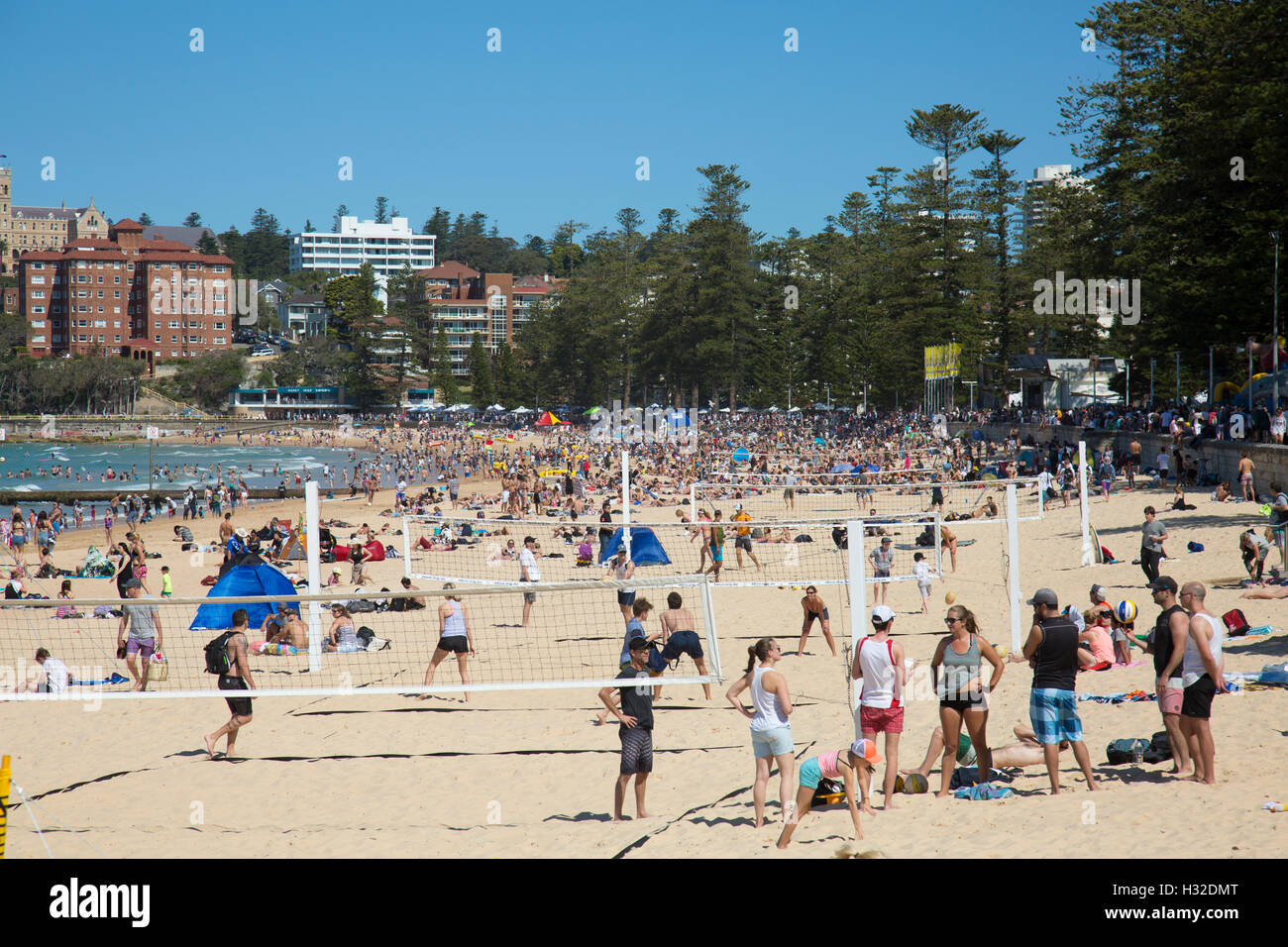 Manly Beach, Sydney (Australia), tomar el sol y el bronceado junto con partidos de voleibol de playa, Sidney, Australia Foto de stock