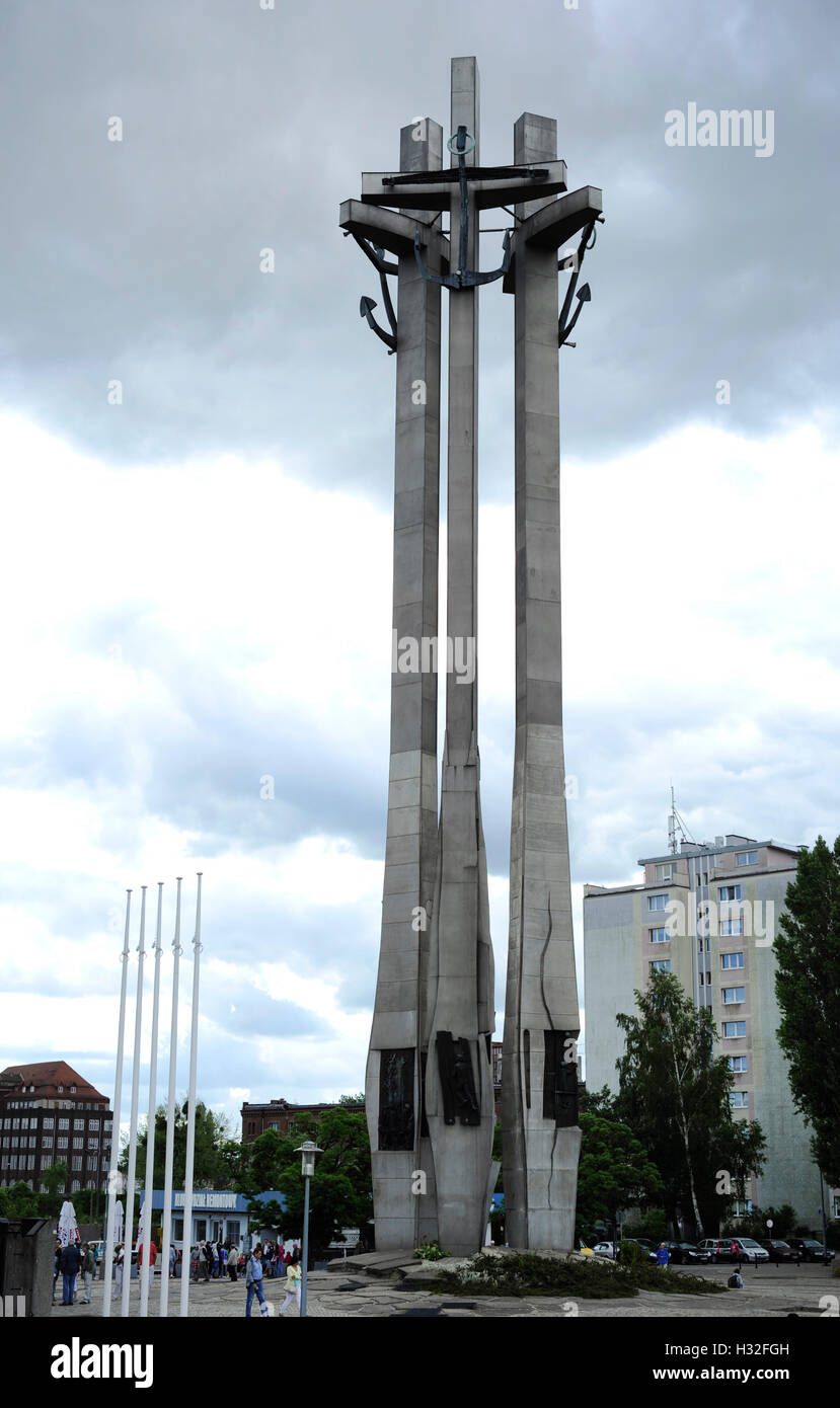 Polonia. Gdansk. Monumento a los caídos de los trabajadores de los Astilleros Navales de 1970. Conmemora los 42 indígenas asesinados durante las ciudades costeras hechos ocurridos en diciembre de 1970. Foto de stock