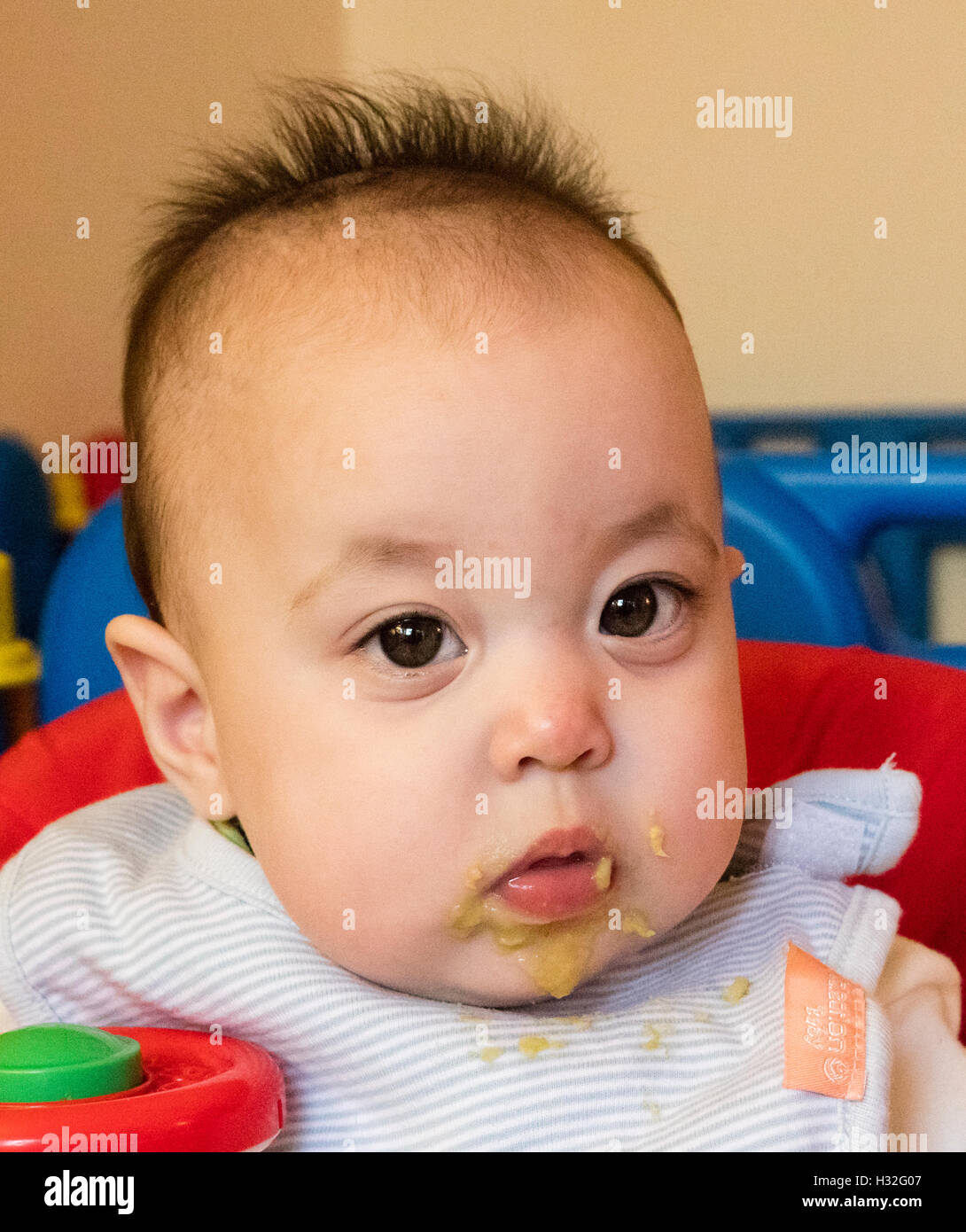 Cerca de alimentación de bebés Foto de stock