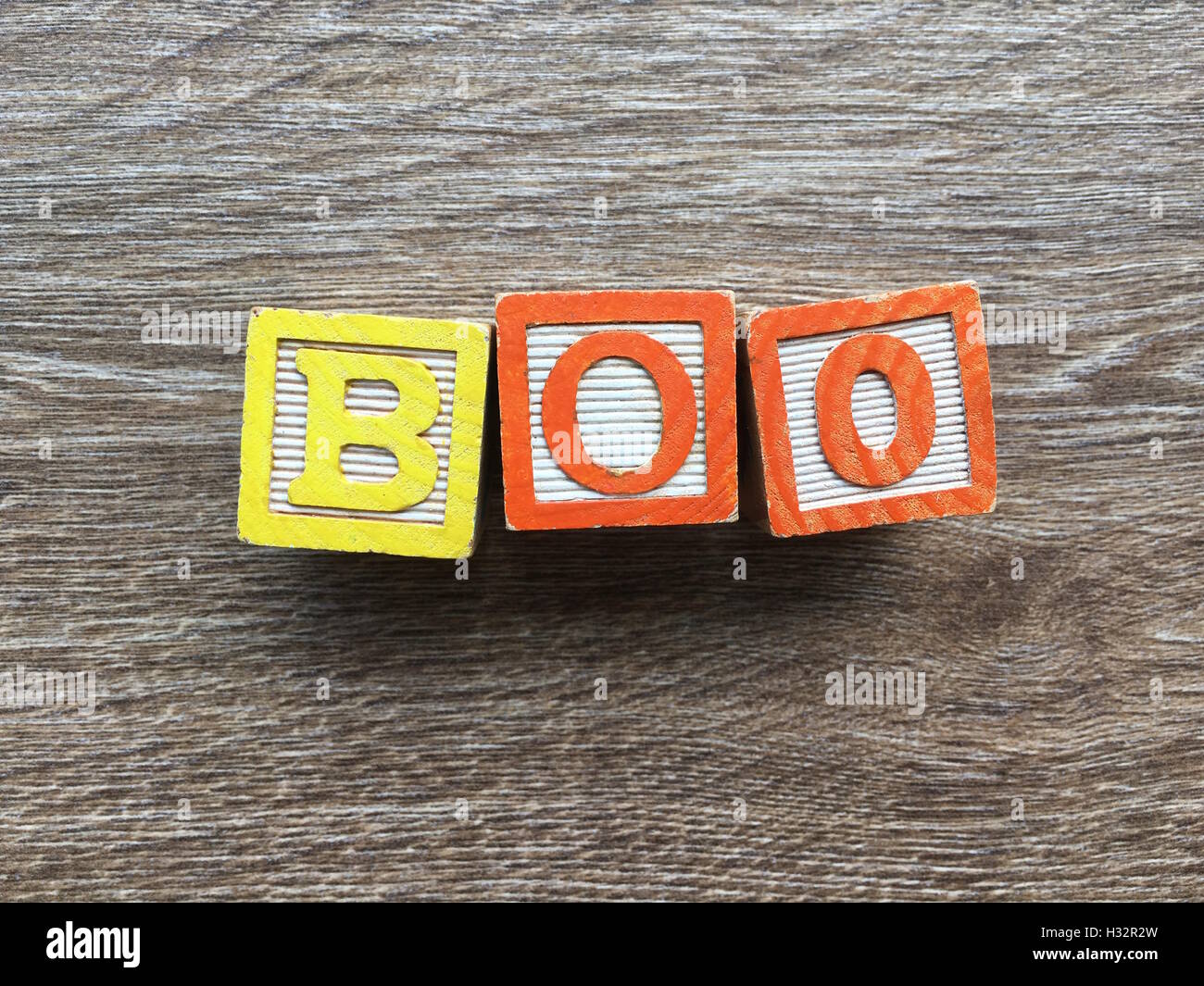 Bloque de madera del alfabeto letras que forman la palabra BOO, es una