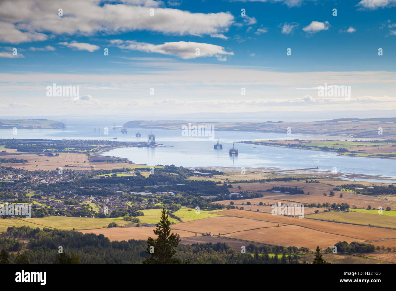 La vista sobre el Cromarty Firth desde la colina cnoc Alness Fyrish cerca. Foto de stock