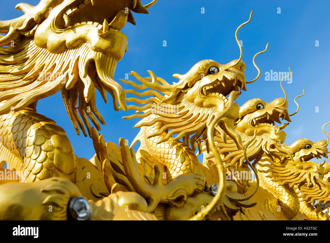 Chino dragón de oro con el cielo azul Foto de stock