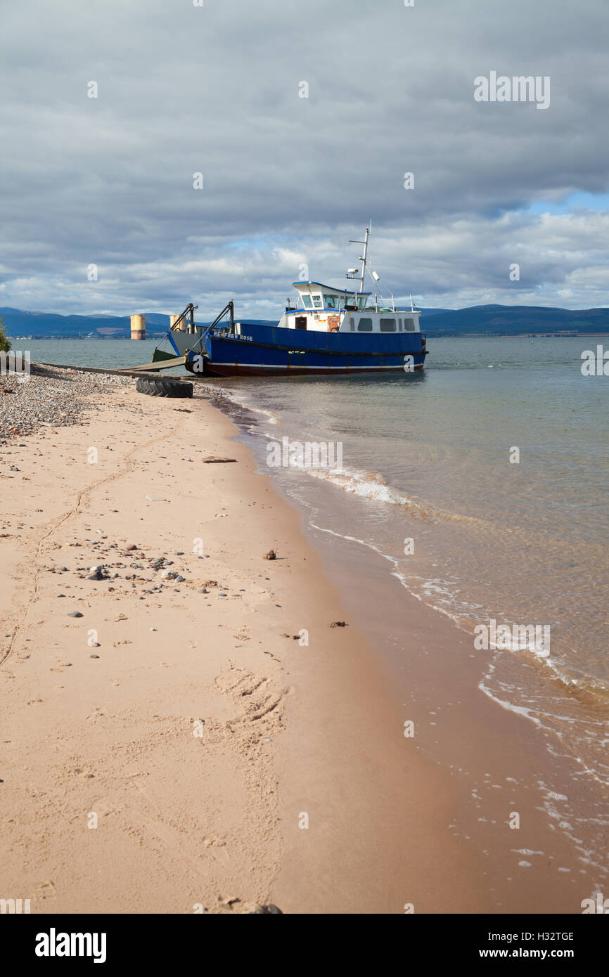 El pequeño ferry que cruza el Cromarty Firth entre Cromarty y Nigg. Foto de stock