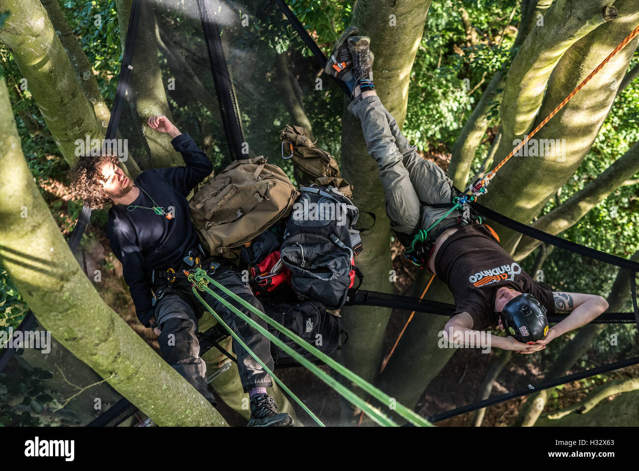 Relajante de 15 metros hasta un árbol haya en una carpa tentsile. Luca