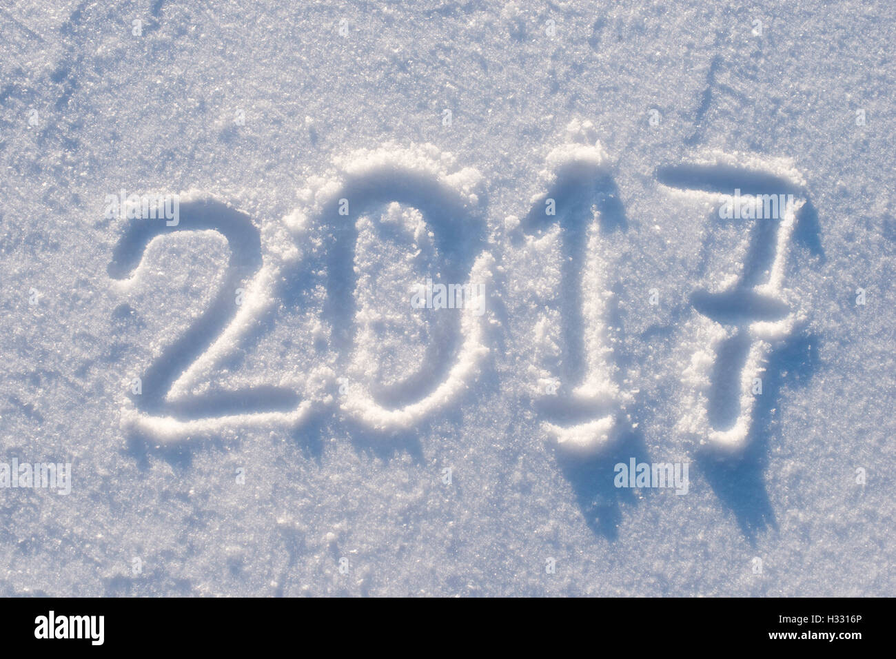 Número 2017 escrito en el campo de nieve fresca Foto de stock