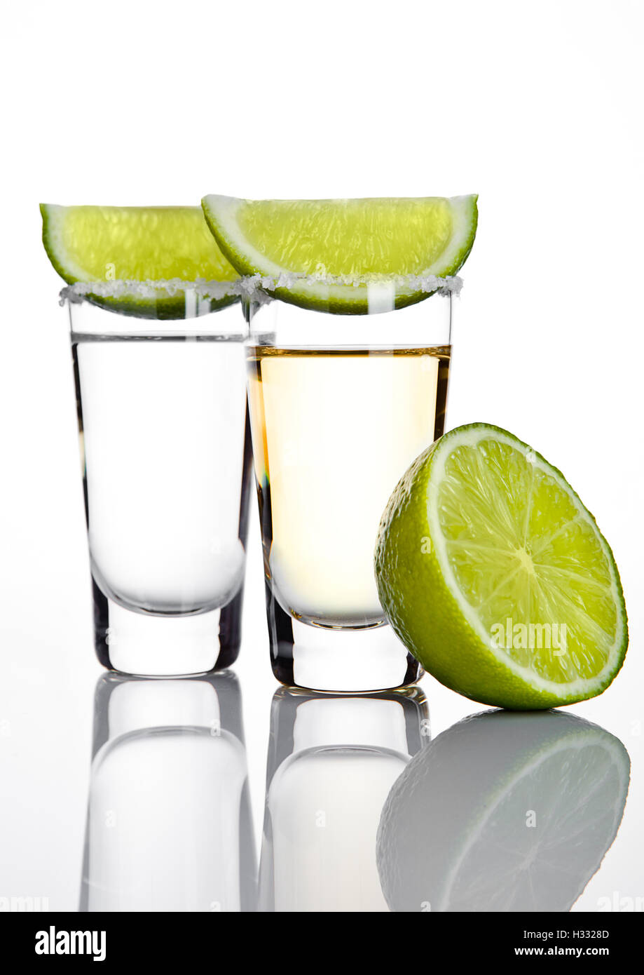 espiral educador Chip Silver tequila shot con vidrio laminar de limón y sal sobre fondo blanco  Fotografía de stock - Alamy