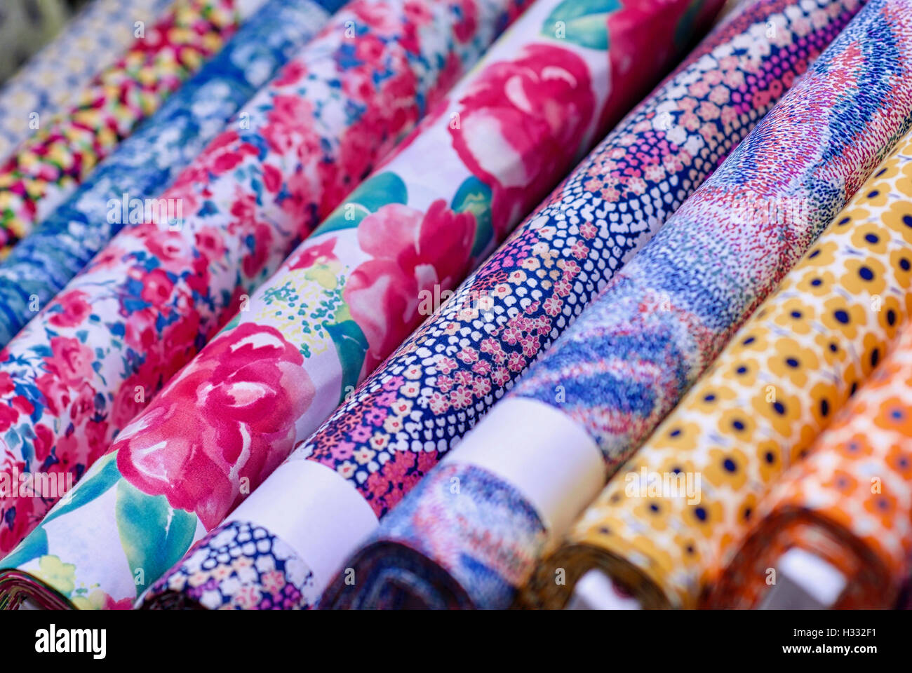 Tornillos de telas coloridas alineadas a la venta en una variedad de estilos, diseños y colores. Foto de stock