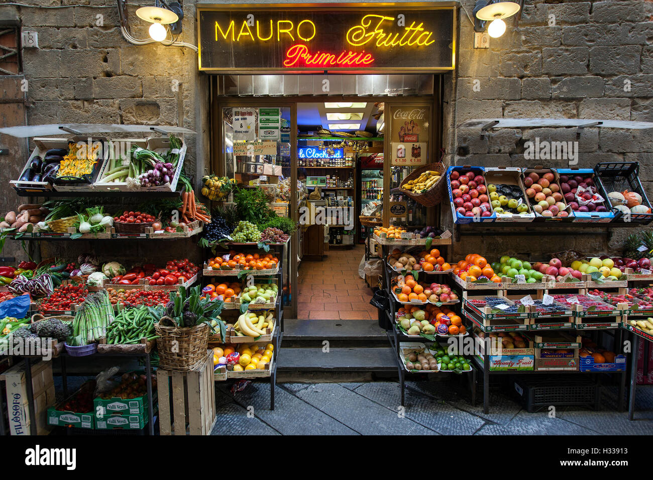 Tienda de frutas y verduras en el centro histórico de Florencia