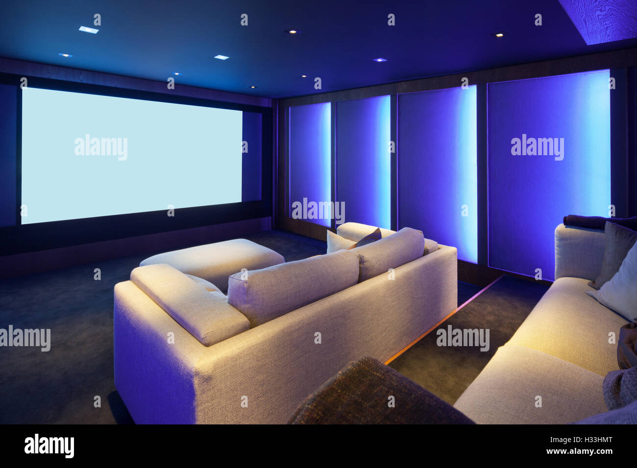 Home Theater, un interior de lujo, cómodo sofá y una pantalla grande Foto de stock