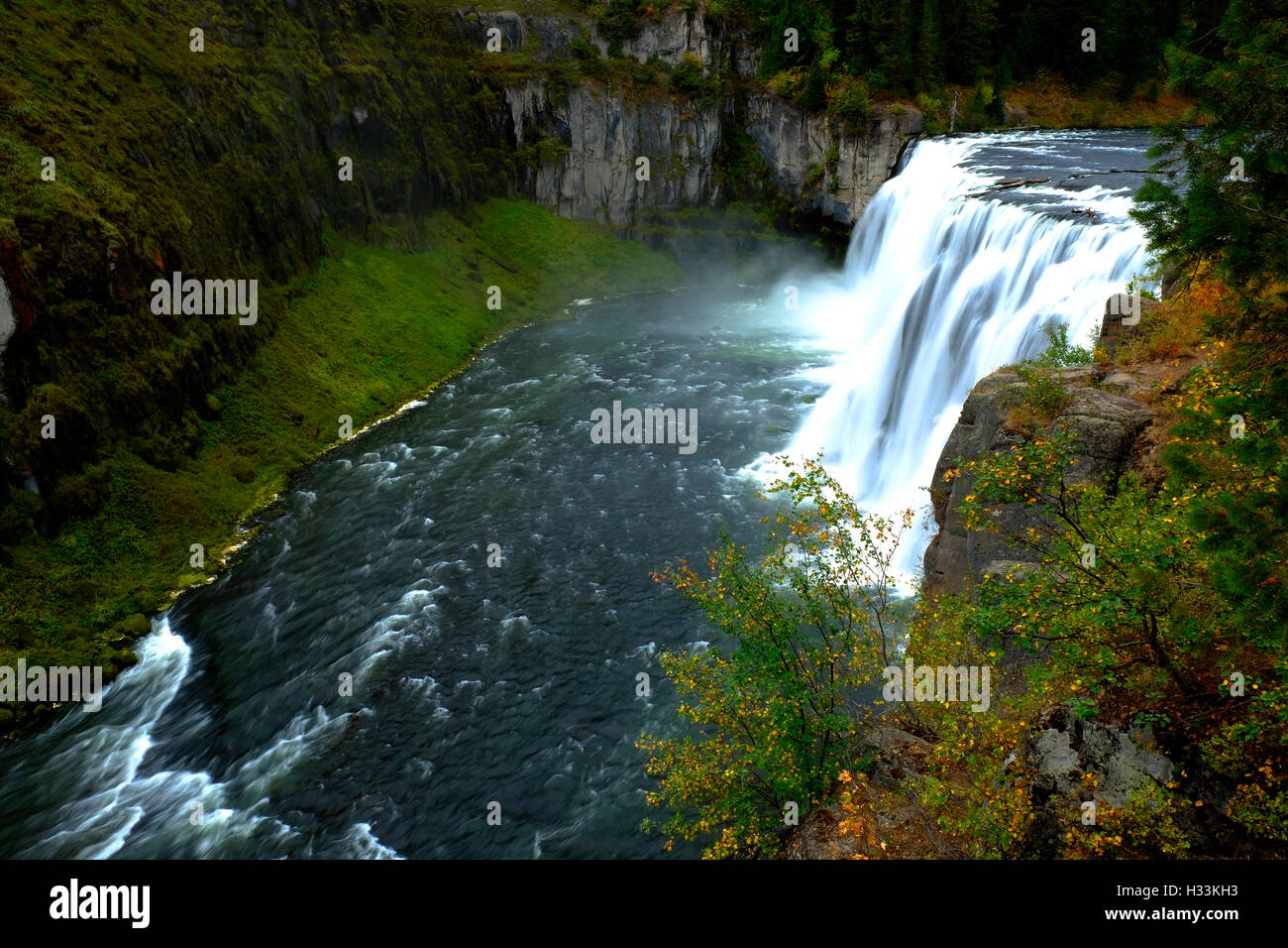 Mesa cae agua cae y fluye hacia el río en el Cañón exuberante follaje verde agua potente Foto de stock
