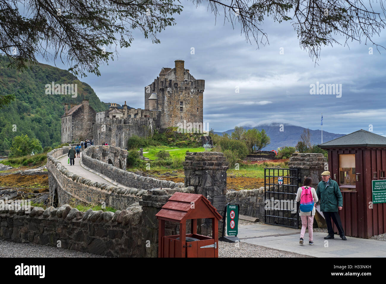 Visitante a la entrada del castillo de Eilean Donan en Loch Duich, Ross y Cromarty, Western Highlands de Escocia, Reino Unido Foto de stock