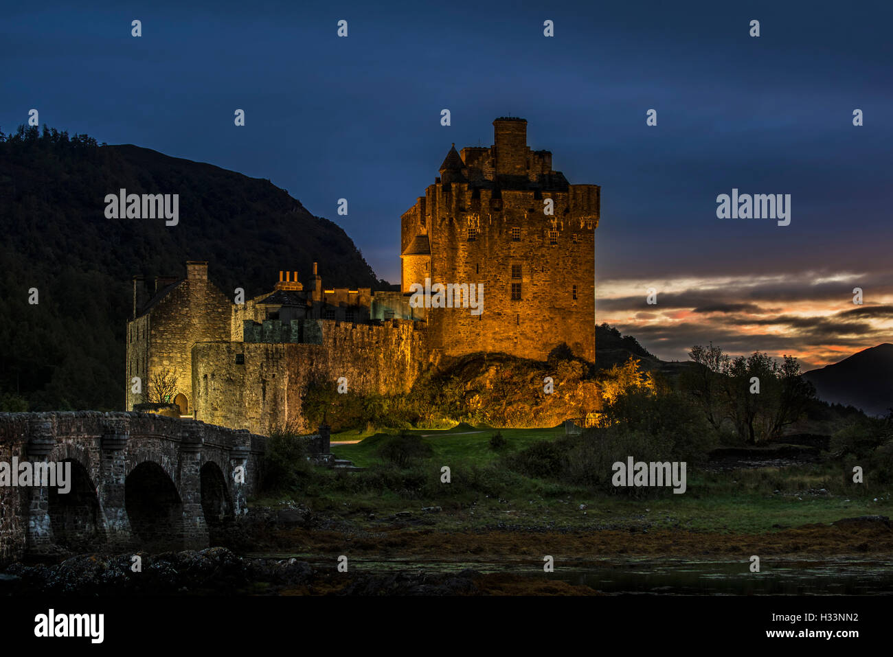 Castillo de Eilean Donan iluminado por la noche en Loch Duich, Ross y Cromarty, Western Highlands de Escocia, Reino Unido Foto de stock