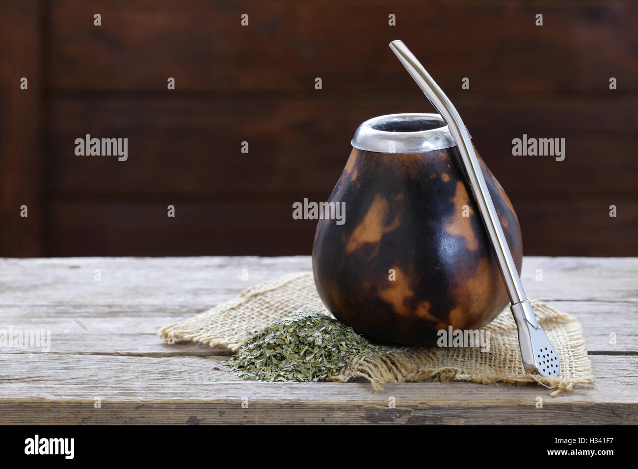 Yerba Mate argentino tradicional té en una calabaza calabaza con bombilla  stick Fotografía de stock - Alamy