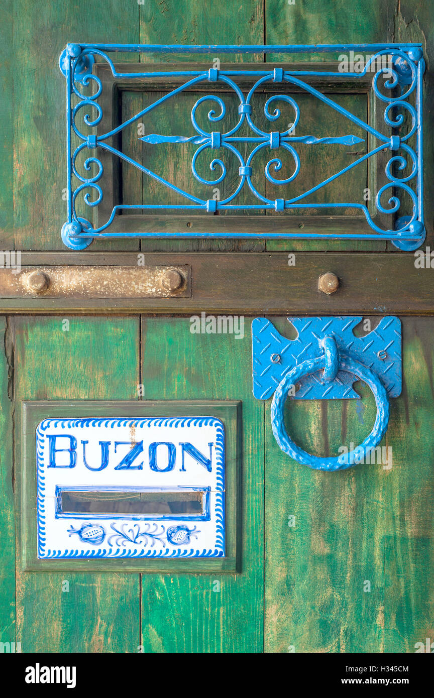 Puerta de madera con una ranura buzón y la palabra en español significa  'Caja' Fotografía de stock - Alamy