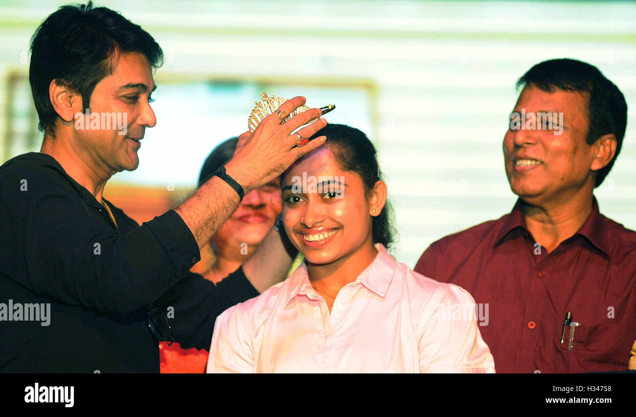 Actor de cine bengalí Prosenjit Chatterjee presenta gold crown Indian gimnasta Dipa Karmakar Durga Puja Bisweshwar Nandi Kolkata. Foto de stock
