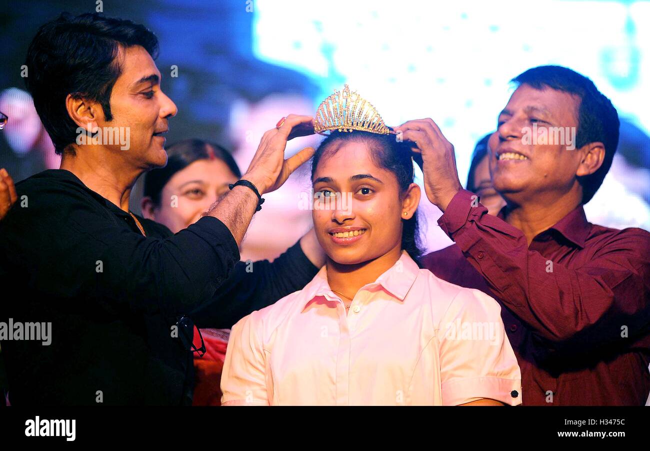 Actor de cine bengalí Prosenjit Chatterjee presenta gold crown gimnasta Dipa Karmakar Durga Puja entrenador Nandi Bisweshwar Kolkata. Foto de stock