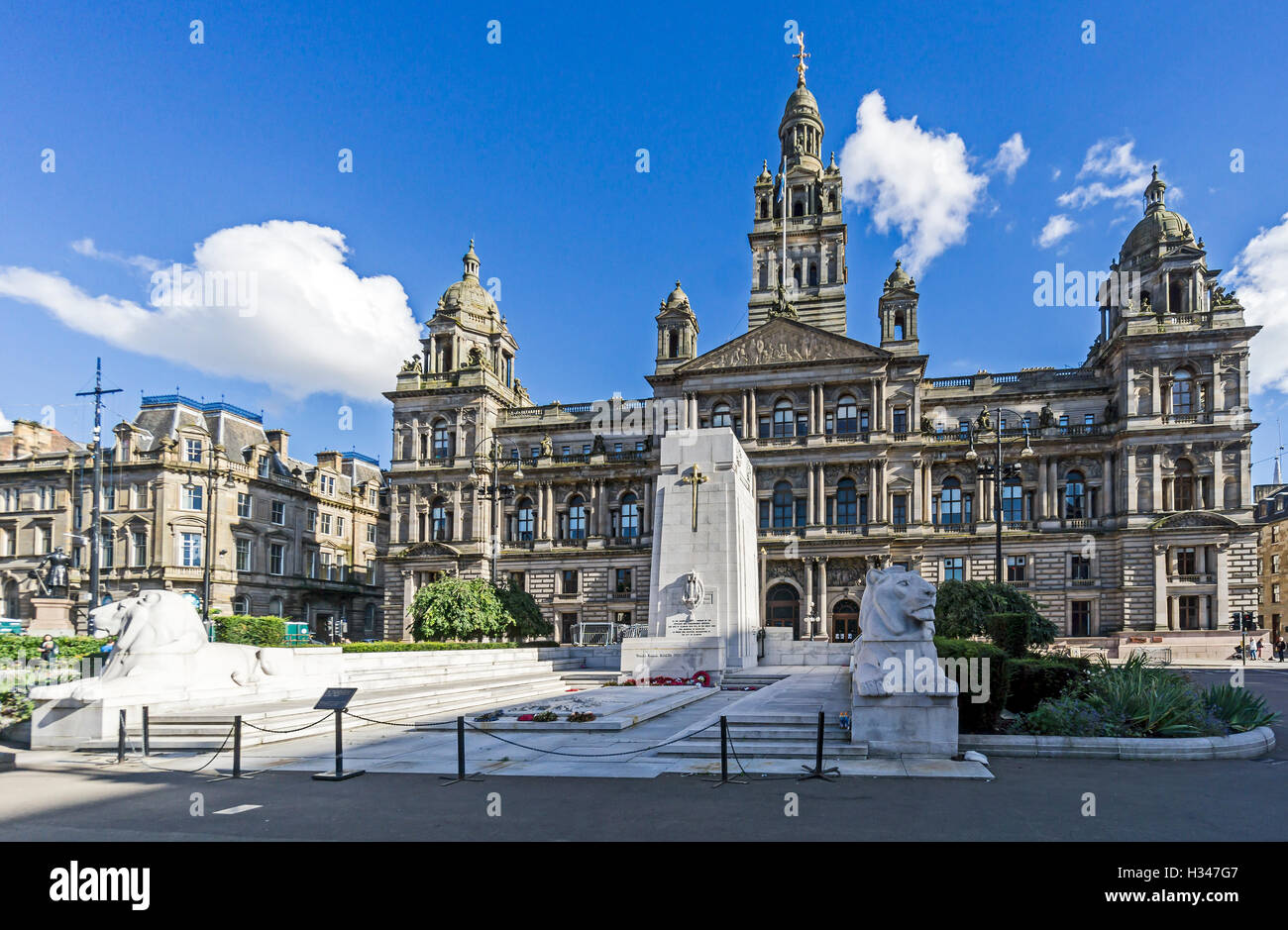 Glasgow City Chambers en George Square Glasgow Escocia con un cenotafio en la parte delantera Foto de stock