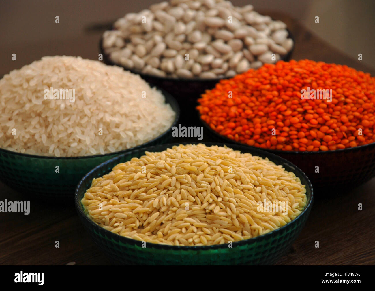 Los cereales y las legumbres. Arroz, lentejas, alubia blanca y cebada noodles Foto de stock